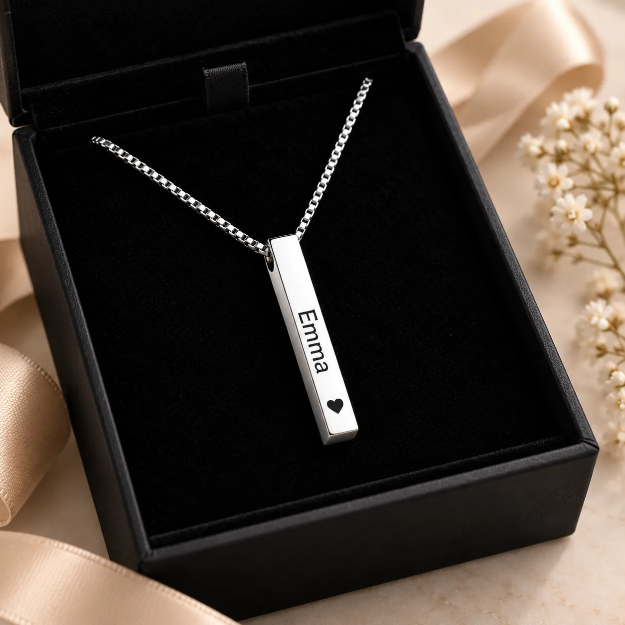 Collier personnalisé avec prénom dans une boîte cadeau